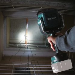Makita DML812 18V LXT Lithium-Ion Cordless L.E.D. Flashlight / Spotlight (Light Only) -Tool Storage Sales mktndml812 e